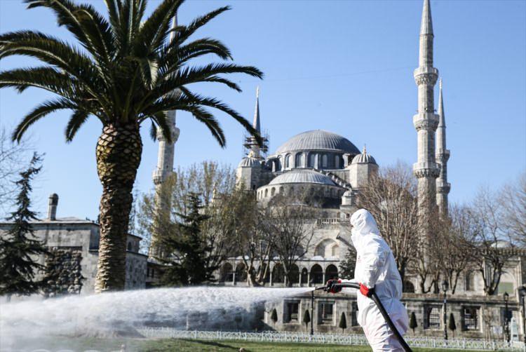 <p>Sultanahmet Meydanı'na gelen Temizlik İşleri Müdürlüğünde görevli özel kıyafetli ekipler, çevreyi dezenfekte etti. Dezenfekte işlemlerinin ardından oturaklar, çöp konteynerleri, kaldırımlar, Sultanahmet Camisi, Ayasofya Müzesi ve Dikilitaş Anıtı'nın çevresi ilaçlı suyla yıkandı.</p>
<p> </p>
