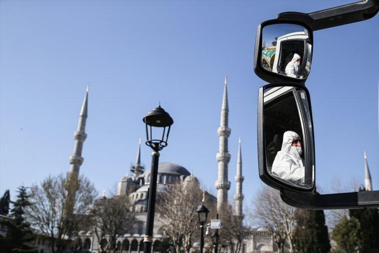 <p>Meydanda bulunan az sayıdaki turist, dezenfekte çalışmalarını merakla izledi.</p>
<p> </p>