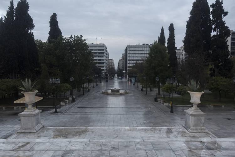 <p>Yunanistan’da, yeni tip koronavirüs (Kovid-19) salgını nedeniyle bu sabah saat 06.00’dan itibaren sokağa çıkma yasağı yürürlüğe girdi. </p>

<p> </p>

