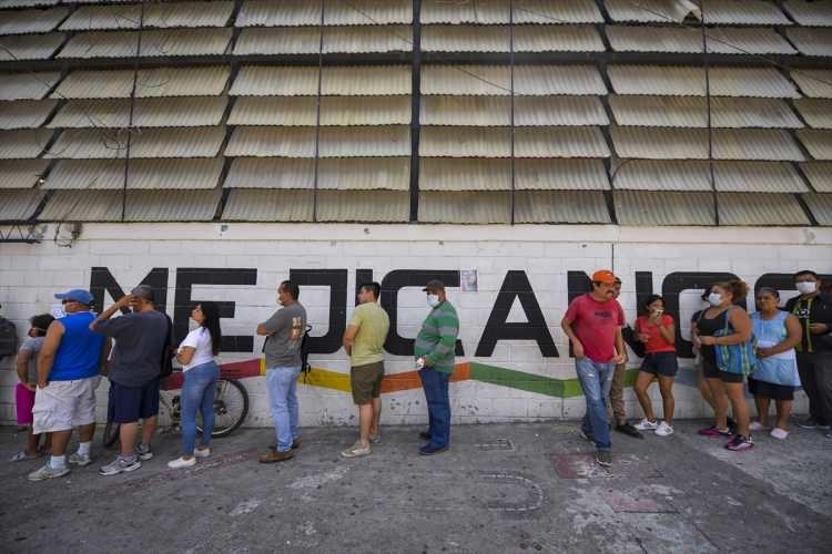 <p>Orta Amerika ülkesi El Salvador Cumhuriyeti'nin başkenti San Salvador'da koronavirüs (Covid-19) vaka sayısının 3 olduğu açıklandıktan sonra sokağa çıkma yasağı ilan edildi. Birçok kamusal alan, market ve uluslararası havaalanı kapatılırken, güvenlik güçleri sokaklarda tedbir amaçlı devriye gezdi.</p>
<p> </p>