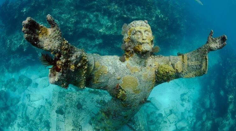 <p><strong>Christ of The Abyss / Derinliğin Mesihi (İtalya)</strong><br />
Su altında bulunan bronzdan yapılma 2,50 metre uzunluğunda bir İsa heykeli. Derinlere dalmayı seven dalgıçlar için favori bir yer konumunda. Su altında görülebilecek gizemli yerlerden bir tanesi…</p>
