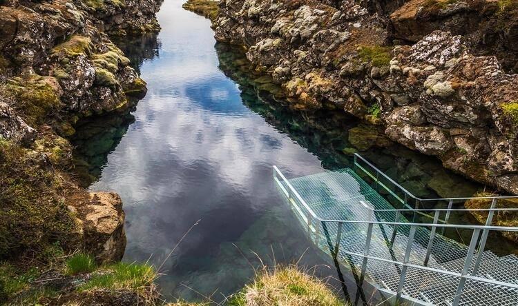 <p><strong>The Silfra Rift / Kıtaları Ayıran Çatlak (İzlanda)</strong><br />
İzlanda’da bulunan iki kıtayı birbirinden ayıran ‘Silfra Yarığı’ denilen bu bölge, dalış yapmayı sevenler için görülmesi gereken yerlerden başında geliyor. Kuzey Amerika ve Avrasya kıtasını birbirinden ayırıyor.</p>