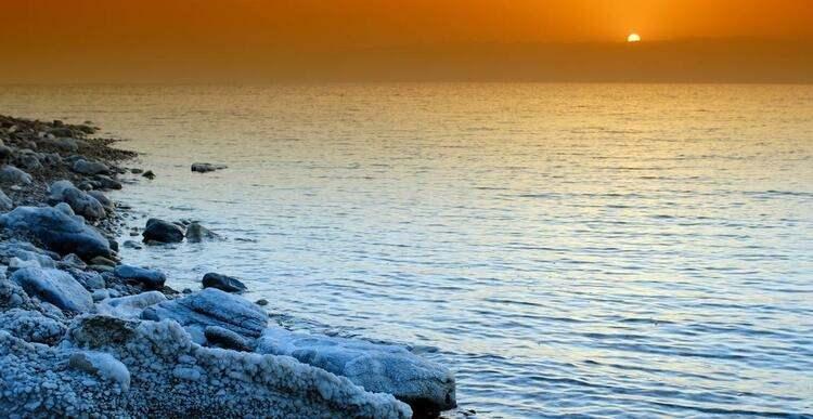 <p><strong>Dead Sea / Ölü Deniz (Ürdün)</strong><br />
Sahip olduğu yüksek miktardaki tuz ve diğer mineraller sayesinde çaba harcamadan su üstünde yüzebilmenizi sağlıyor.</p>