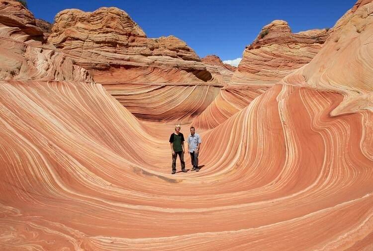 <p><strong>The Wave / Dalga (Amerika, Arizona)</strong><br />
Mezozoik dönem olan Jura döneminden kalma olduğu söylenen kaya oluşumlarının, dönen renkleri ve göz kamaştırıcı desenleriyle rüya gibi bir dünya sunuyor.</p>
