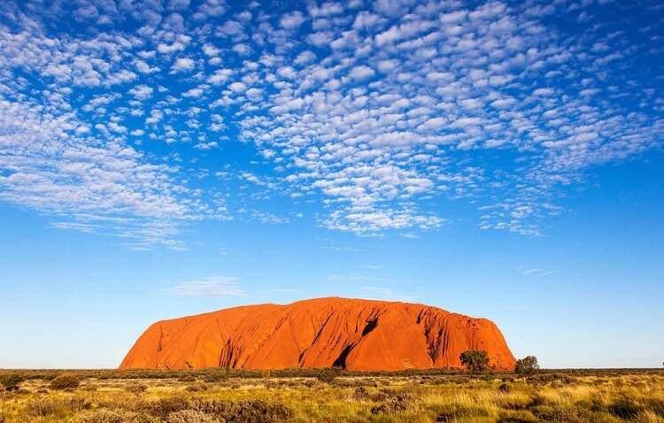 <p><strong>Monolith of Uluru / Tek Parça Uluru Anıtı (Avusturalya)</strong><br />
Tek bir kaya olmakla beraber devasa büyüklükte, kendi içinde bir dağ. 348 metre yüksekliğe sahip olan bu anıt, dünyanın en büyük kayası ve dünyadaki en garip yerlerden biri...</p>