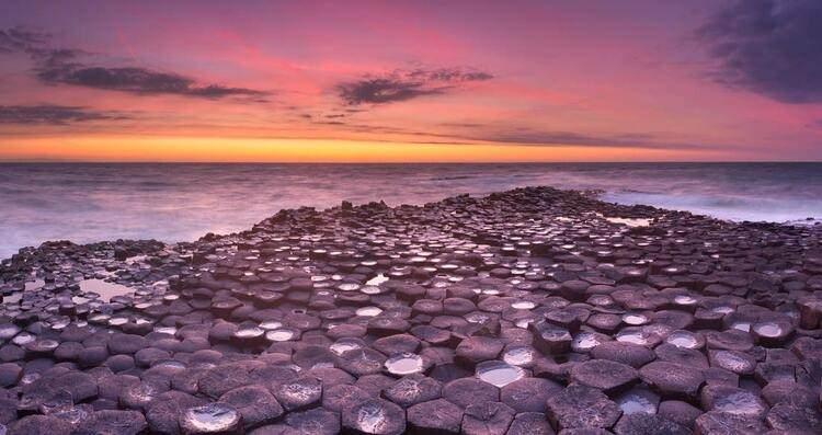 <p><strong>The Giant’s Causeway / Dev Geçit (İrlanda)</strong><br />
Eski bir volkanik patlama sonucu oluşan denizin çekilmesinin ardından oluşan düz kayalar. Dünyanın garip oluşumlu yerlerin arasında yerini alıyor.</p>
