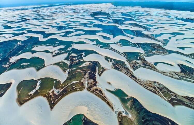 <p><strong>Lençois Maranhenses National Park / Lençois Maranhenses Ulusal Parkı (Brezilya)</strong><br />
Şaşırtıcı bir şekilde dışarıdan çöl gibi görünse de, Brezilya’nın milli parklarından biri. Kumul benzeri yapılarla çevrili birçok görülmeye değer küçük havuzu var.</p>
