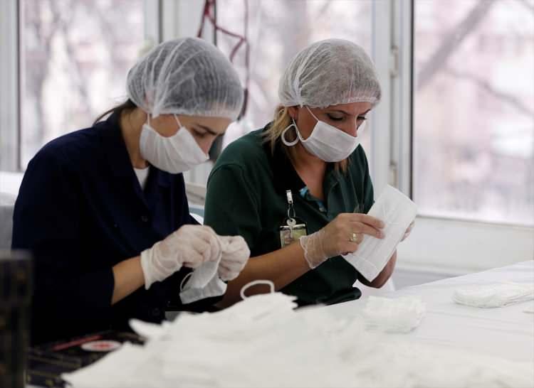 <p>Öte yandan, Milli Savunma Bakanı Hulusi Akar da Bakanlığı ile bağlı birlik, karargah ve kurumlarında salgınla ilgili alınan önlemlere yönelik çalışmaların planlandığı ve yönetildiği COVİD-19 ile Mücadele Merkezi'ndeki (COMMER) açıklamasında, şu ifadeleri kullanmıştı:</p>
<p> </p>