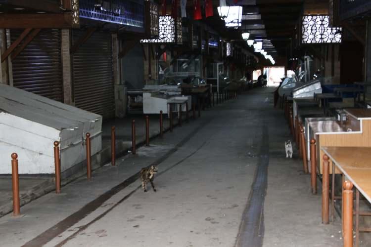 <p>Elazığ Valiliği koordinesinde yapılan Pandemi Kurulu toplantısının ardından kentte birçok yeni tedbir alındı. Yöresel ve doğal ürünlerin bulunduğu 92 yıllık kapalı çarşının da bugün itibarıyla kapanması kararlaştırıldı.</p>