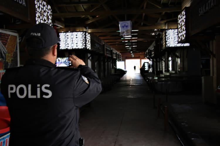 <p>Esnaflar, şimdiye kadar ilk kez kepenklerini indirdiklerini belirttiler. Kente yoğun olarak kullanılan Gazi Caddesi'nin en sakin günlerini yaşaması da tedbirlere uyulduğunu gösterdi.</p>
