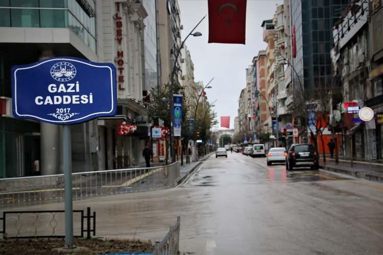 <p>Kahvaltılık malzeme almaya geldim ama görüldüğü üzere çarşı kapalı durumdadır. Buralıyım ve ilk defa böyle bir şey görüyorum” dedi.</p>