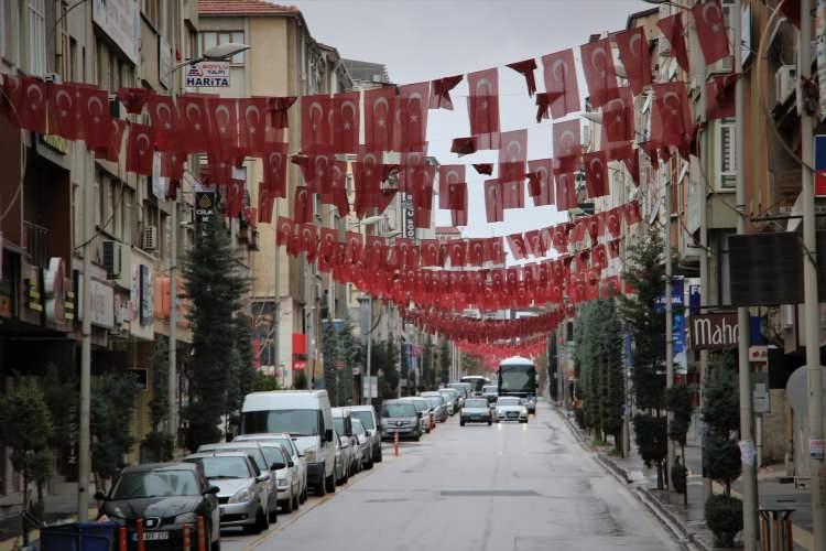 <p>Kepenkleri indiren kapalı çarşı esnaflarından Mehmet Mızrak, “Burası 92 yıllık bir çarşı ve ben de 20 yıldır burada esnaflık yapıyorum. Dünya genelinde yayılan korona virüsü sebebiyle kapatıyoruz.</p>