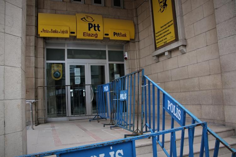 <p>Virüsten sakınmak için hem halkımız hem kendimiz için burası kapandı. Bir vatandaş olarak da korona virüsünden dolayı ülke genelinde milletin dışarı çıkmaması, genel bir dışarı çıkma yasağı olsa daha iyi olur” diye konuştu.</p>