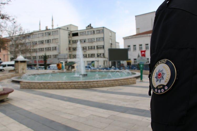 <p> Burada yaklaşık 150 tane esnaf var. 92 yıllık bir çarşı, ilk defa kepenkler indirildi” şeklinde konuştu.</p>