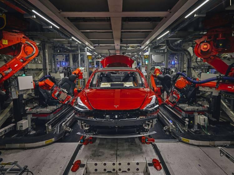 <p>Ford, Fiat, Toyota, General Motors ve Tesla'nın arasında bulunduğu otomotiv devleri koronavirüs ile mücadele kapsamında solunum cihazı üretmeye hazır olduklarını duyurdular.</p>
<p> </p>
