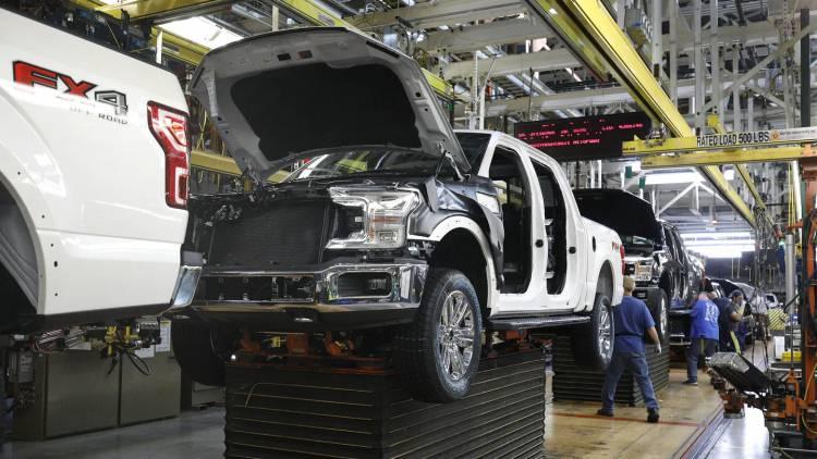 <p>Uluslararası medyada yer alan haberlerde, Ferrari, Fiat ve İtalyan otomotiv parçaları üreticisi Magneti Marelli'nin koronavirüsle mücadele için İtalya'da vantilatör üretim çalışmalarına destek vereceği aktarıldı.</p>