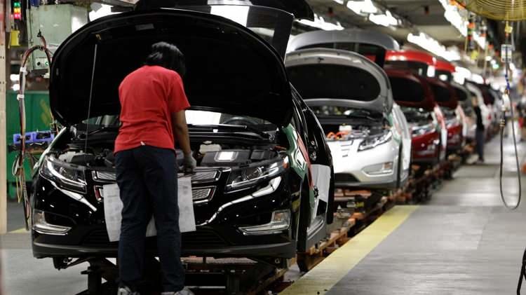 <p>Üreticiler, salgınla mücadeleye destek olmak amacıyla insan hayatının vazgeçilmez bir parçası haline gelen otomotiv yerine, ihtiyaç duyulması halinde virüsle mücadelede hayati öneme sahip solunum cihazı gibi tıbbi ürünler üretebileceklerinin mesajını veriyor.</p>