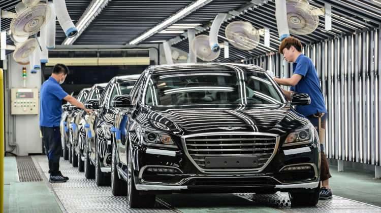 <p>Dünya genelinde borsaları ve neredeyse tüm ekonomik faaliyet alanlarını etkileyen virüs, otomotiv sektörüne de darbe vurdu. Bu dönemde dünyaca ünlü birçok otomotiv üreticisi, üretime ara vermek zorunda kaldı.</p>
<p></p>