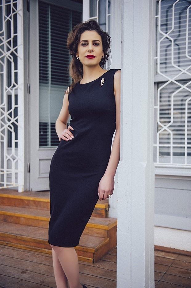 <p>Anneler ile Kızları, Hayatımın Rolü ve Not Defteri gibi uzun soluklu olmayan dizilerde başrol oynasa da şöhreti, tam 3 sezon süren Kore uyarlaması olan Paramparça adlı drama ile elde etti. </p>