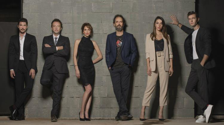<p>2019 yılından bu yana Dr. House dizisinden uyarlanan Hekimoğlu dizisinde Timuçin Esen ve Okan Yalabık ile başrolü paylaşıyor.</p>