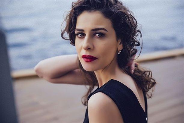 <p>Tüm tiyatro kariyeri boyunca; <em><strong>Atları da Vururlar, Arzu Tramvayı, Romeo ve Jüliet ve Pandaların Savaşı </strong></em>adlı tiyatro oyunlarında rol aldı. Son olarak, Haluk Bilginer'in kurmuş olduğu <em><strong>Oyun Atölyesi adlı tiyatroda </strong></em>sahneye çıktı.</p>