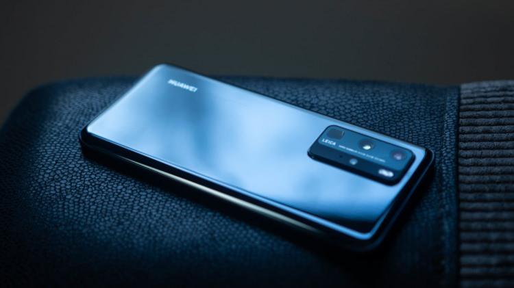 <p>Huawei P40 Pro modeli ise beyaz ve siyah seramik renk seçenekleriyle dayanıklılığı artırmak ve zaman içindeki yıpranmaların önüne geçmek için, fırınlanmış ve cilalanmış bir nano teknoloji seramik arka panelle müşterilerle buluşuyor.</p>