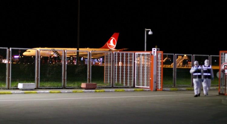 <p>Polis ekiplerinin geniş güvenlik önlemi aldığı havalimanında öğrenciler, apronda bekletilen otobüslere bindirildi.</p>

<p> </p>
