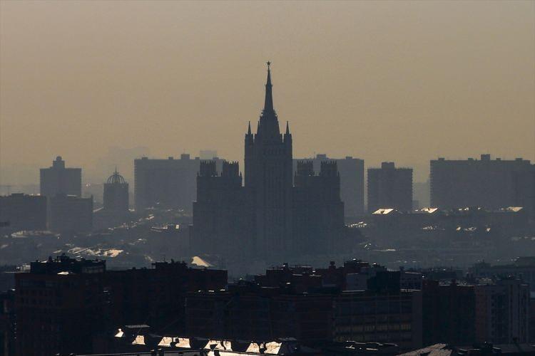 <p>Rusya&rsquo;nın başkenti Moskova&rsquo;da yeni tip&nbsp;koronavir&uuml;s&nbsp;(Kovid-19) tebbirleri kapsamında 28 Mart- 5 Nisan tarihleri arasında parklar, eğlence mekanları, restoranlar ve sosyal alanlar kapalı olacak.&nbsp;</p>
