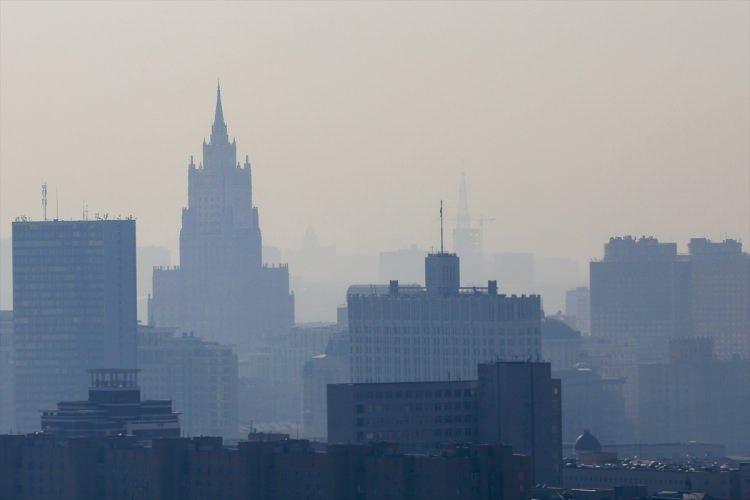 <p>Moskova kararın uygulamaya girdiği ilk g&uuml;ne sis bulutu altında başladı.</p>
