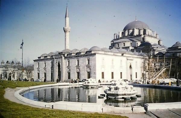 <p>Beyazıt Camii ve Beyazıt Meydanı'ndaki havuz (1956)</p>
<p> </p>