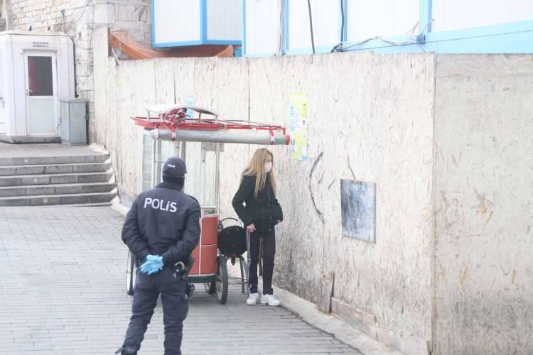 <p>Taksim İlkyardım Hastanesi'nde  karantina altında olduğu öne sürülen kadın, hastaneden kaçtı. Kadın, Taksim'de polis ekipleri tarafından yakalandı. </p>
