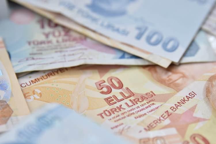 <p><strong>ŞEKERBANK</strong></p>
<p> </p>
<p>Banka, korona virüs salgınından ekonomik olarak olumsuz etkilenen müşterilerinin 30 Nisan’a kadar olan anapara, faiz ve taksit ödemelerini, mevcut koşullarla 30 Haziran’a kadar erteleyebilecek.</p>
<p> </p>
<p>3 ay ödemesiz dönem içeren kredi imkânı,</p>
<p> </p>
<p>Maaş ödemelerini Şekerbank aracılığı ile yapanlara, “mevcut istihdamı korumaları halinde” 3 aylık maaş ödemeleri tutarında ilave kredi imkânı,</p>
<p> </p>
<p>Şekerbank POS cihazı üzerinden ödeme kabul eden işletmelerin talep etmeleri halinde, Nisan 2020 sonuna kadar, POS üzerinden geçen işlemlerinin ertesi gün komisyonsuz olarak kullanımlarına bırakılması,</p>
<p> </p>
<p>Zorunlu ödemelerini karşılamak üzere mevcut kredili mevduat hesap limitlerinin, talep olması halinde yüzde 20’ye kadar artırılması imkânı sağlanacaktır.</p>
<p> </p>
<p>Şekerbank müşterileri internet şubesi ve mobil şube üzerinden yapacağı EFT ve havale işlemlerini 30 Nisan tarihine kadar ücretsiz gerçekleştirebilecek.</p>
<p> </p>
<p>Bireysel müşterilerin kredi kartı ve kredili mevduat hesap limitlerinde, ihtiyaç duymaları halinde kullanmalarını sağlamak üzere proaktif limit artış çalışması yapılacak.</p>
<p> </p>
<p> </p>