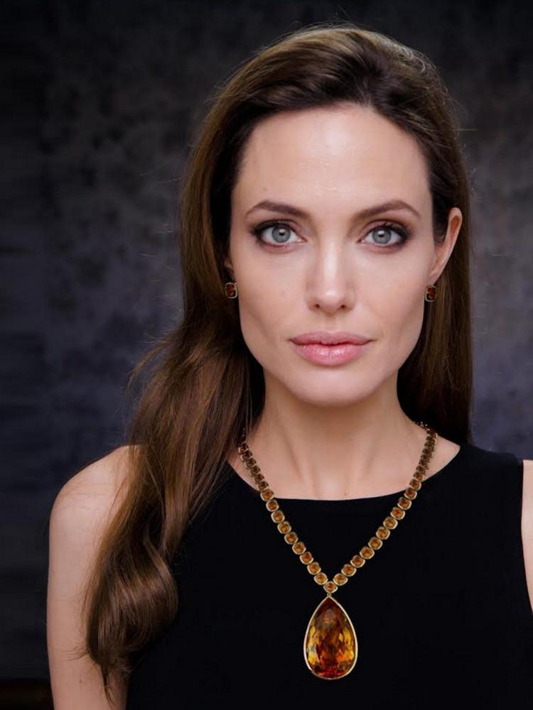 <p>Virüsün yayılmasının önüne geçmek adına bağış yapan ünlü isimlerden birisi de Angelina Jolie oldu. Tam bir milyon dolar bağış yapan Jolie takdir kazandı.</p>
