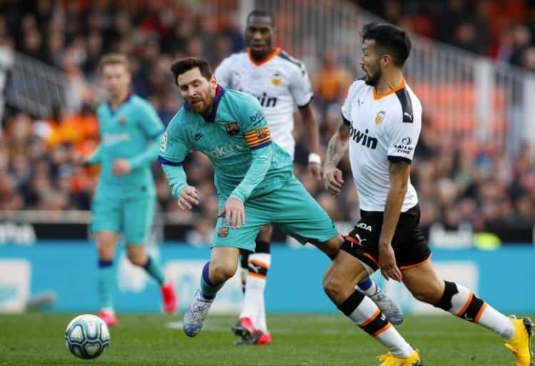 <p>Valencia kulübü, takımın %35'inin koronavirüse yakalandığını açıkladı. Virüsün, Milano'da Atalanta ile yaptıkları seyircisiz maçta bulaştığı belirtildi.</p>
<p> </p>
