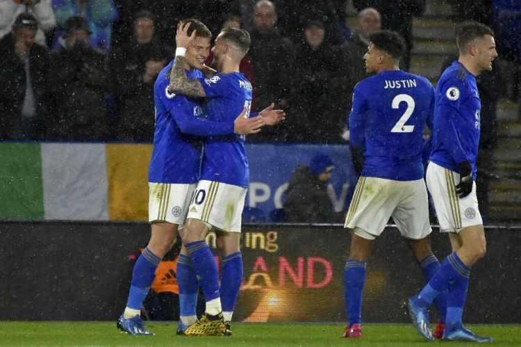 <p>Premier Lig ekibi Leicester City, A Takım'ın 3 üyesinin koronavirüs belirtileri gösterdiğini doğruladı ve bu isimlerin karantina alındığını açıkladı.</p>
<p> </p>