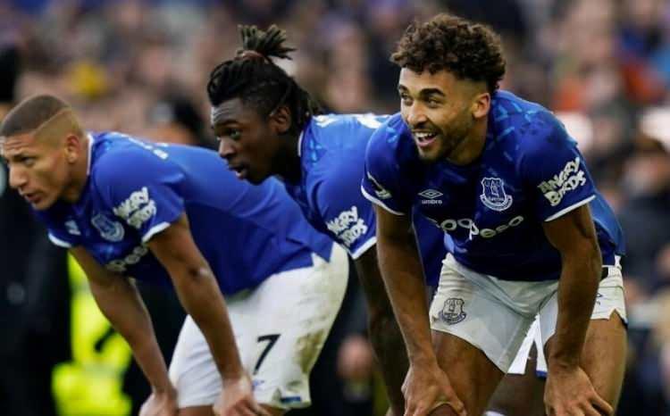 <p>Everton'da ismi açıklanmayan bir futbolcusunda koronavirüs tespit edildi. Karantina uygulaması başladı.</p>
<p> </p>