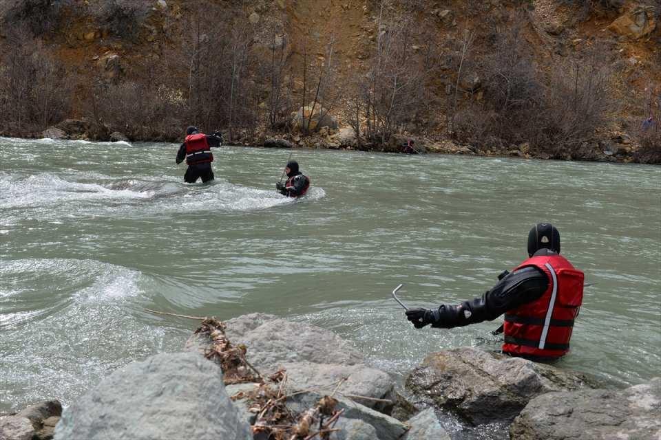 <p>Halen bulunamayan Güneş'in görev yaptığı birimdeki en deneyimli ve eğitimli personelden birisi olduğu, 2008 yılında görev yaptığı Şırnak'ta teröristlerle girdiği çatışmada ve ayrıca FETÖ’nün 15 Temmuz hain darbe girişimi esnasında genel komutanlıkta örgüt mensupları tarafından silahla yaralandığı öğrenildi.</p>