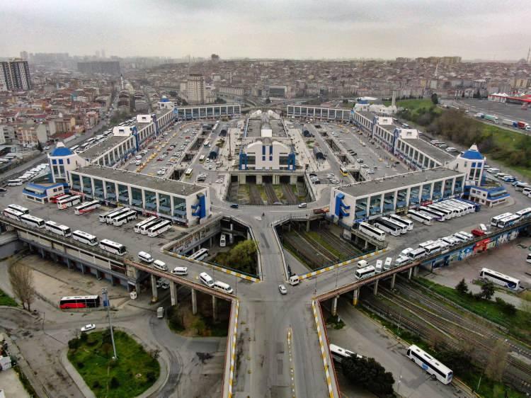 <p>Yeni tip korona virüs tedbirleri kapsamında bugün saat 17.00 itibariyle seyahatlerde kısıtlamanın getirileceği Bayrampaşa'daki 15 Temmuz Demokrasi Otogarı'nda yoğunluk olmadığı gözlendi.</p>