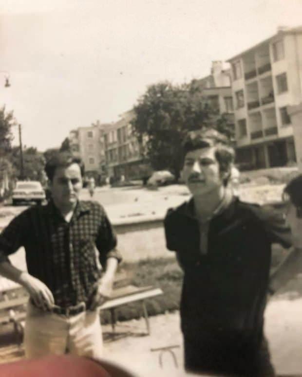 <p>Babasının vefatının ardından ailesiyle birlikte İstanbul'a geldi ve Maarif Koleji'nden mezun oldu. Ancak üniversite eğitimi için bir kez daha Ankara'ya doğru yol aldı ve Ankara Devlet Konservatuvarı Yüksek Tiyatro Bölümü'nden mezun oldu. Sonrasında Devlet Tiyatroları'nda görev almaya başladı.</p>