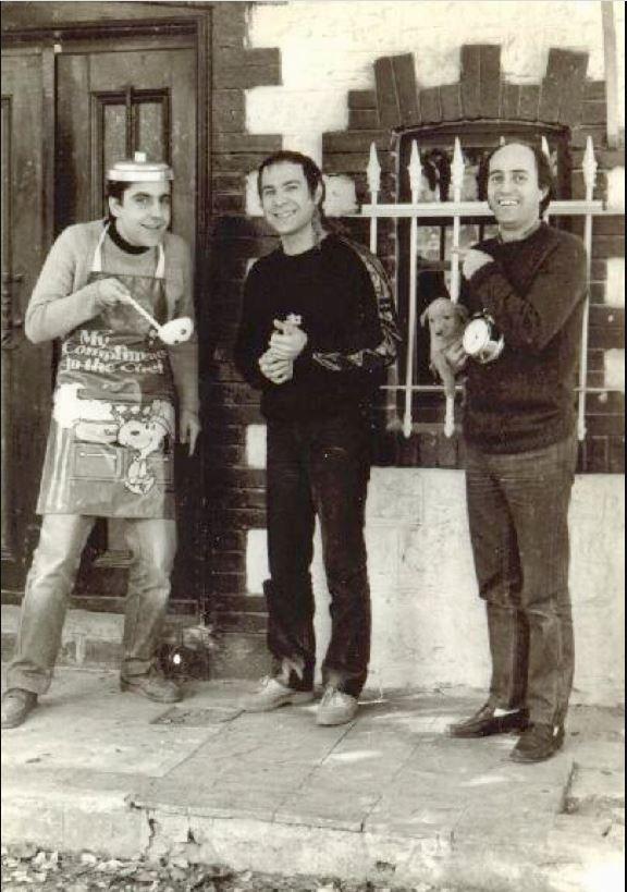 <p>Gitar çalmaya lise yıllarında başladı. Yakın dostlarından Fuat Güner ile 1966 yılında Kalamış'ta tanıştı. Müziğe duydukları heyecanla Kaygısızlar Grubu'nu kurdular. 1971 yılına gelindiğinde Özkan Uğur ile tanıştılar. Müzikal anlamda iyi anlaştıklarını fark edince Mazhar - Fuat - Özkan 3'lüsünü kurup ilk albümleri 'Türküz Türkü Çığırırız'ı piyasaya sürdüler.</p>
