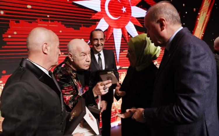 <p>2019 yılında MFÖ olarak Cumhurbaşkanlığı Kültür Sanat Büyük Ödülleri'nde Müzik alanında ödüle layık görüldü.</p>
