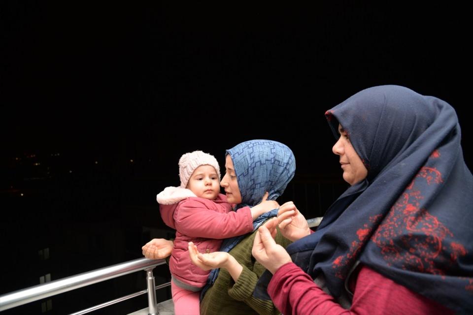 <p>Yeni tip koronavirüs (Kovid-19) salgınının bir an önce sona ermesi ve hastaların şifa bulması için Bilecik'teki camilerin hoparlöründen yatsı ezanının ardından dua edildi. Pencere ve balkonlara çıkan vatandaşlar yapılan duaya eşlik etti.</p>
<p> </p>