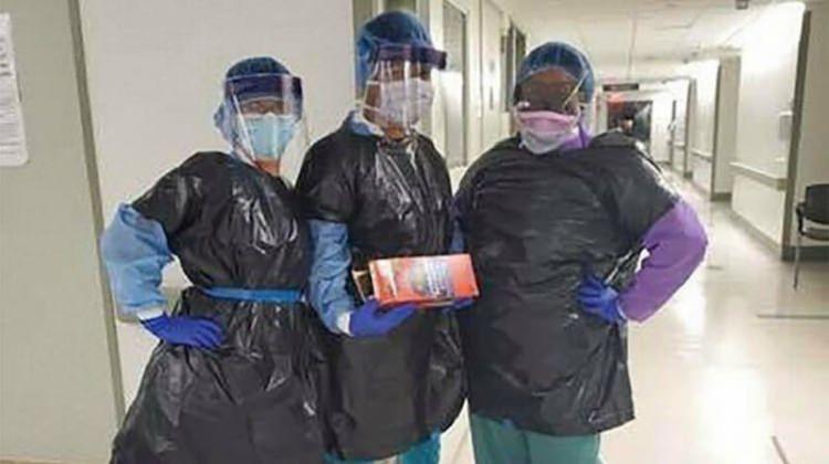 New York'ta önlükleri tükenen bazı hemşireler, Kovid-19'dan korunmak için çöp poşeti giydi