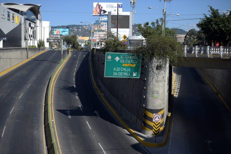 <p><strong>Bogota'da Kovid-19 ile mücadele kapsamında sahra hastaneleri kuruldu</strong></p>
<p>Kolombiya'nın başkenti Bogota'da yeni tip koronavirüs (Kovid-19) ile mücadele kapsamında sahra hastaneleri kurulmaya başladı. </p>