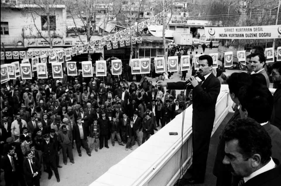 <p>Siyasete 1968'de Şarkışla'da Genç Ülkücüler Hareketine katılarak adım atan Yazıcıoğlu, 1972'de Ankara'ya geldikten sonra Ülkü Ocakları Genel Merkezinde görev aldı. Yazıcıoğlu, önce Ülkü Ocakları Genel Başkan Yardımcılığı, sonrasında da Ülkü Ocakları Genel Başkanlığı görevlerini yürüttü.</p>

<p> </p>
