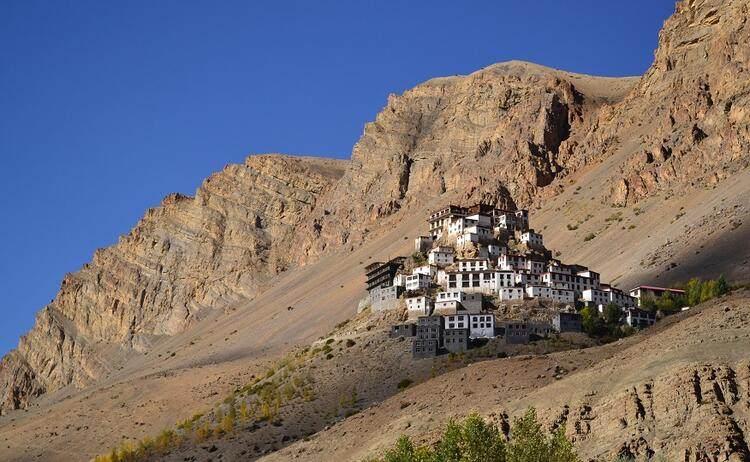 <p>Spiti Vadisi nehirleri, yüksek rakımlı soğuk çöl manzarasıyla neredeyse başka bir dünya gibi... 4 bin 400 metre yükseklikteki Hikkim köyünde bulunan küçük postane ise insanların her şeyi… Diğer bölgelerle bağlantı kurmada hayati bir görev üstleniyor.</p>

<p> </p>
