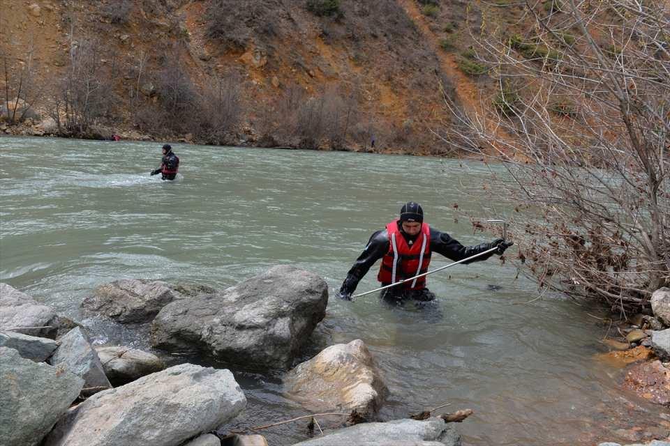 <p>JÖH timleri, Munzur Çayı kıyılarında arama çalışmalarını sürdürürken jandarma personeli de dron ve iz takip köpekleriyle çalışmalara destek veriyor.</p>