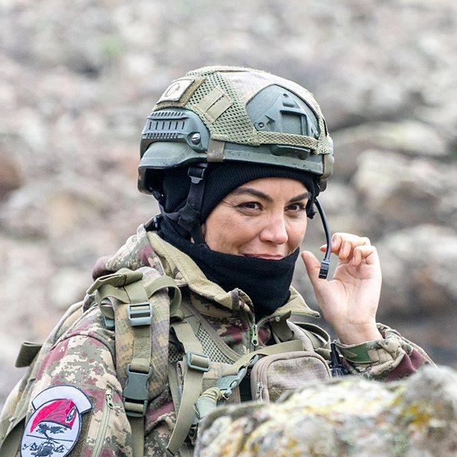 <p>Bu rolüyle Türk dizi tarihinin ilk kadın asker karakterini canlandırma başarısını göstermiş oldu. Halen bu dizide rol almaya devam etmektedir.</p>