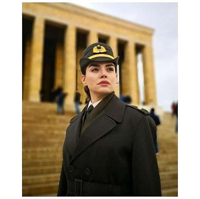<p>Tüm kariyeri boyunca; <em><strong>Duvarların Dili, Üç Kız Kardeş, Sakarya Gençlik Türküsü, Kırt Kırt ile Cırt Cırt, Afacanlar Sirki, Fehim Paşa'nın Konağı, Jan Dark, Hamlet, Macbeth, Çapraz Aşklar ve Cadı Kazanı</strong></em> adlı oyunlarda sahne aldı. </p>
