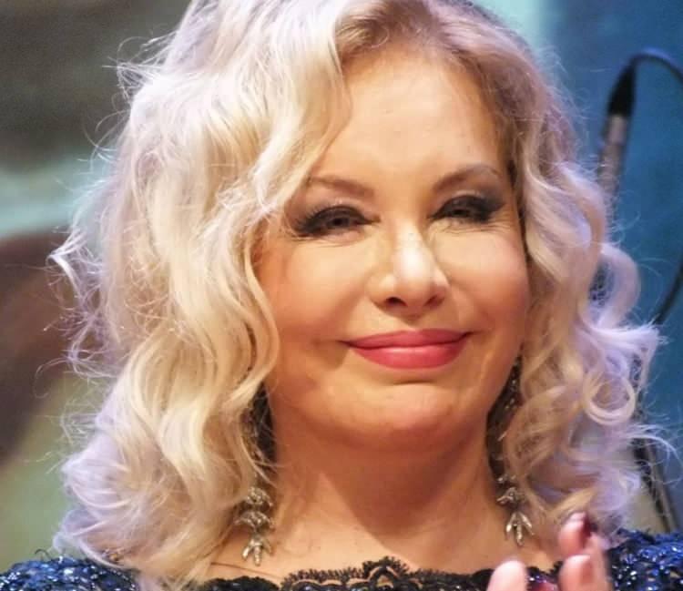 <p><strong>Emel Sayın: 74</strong></p>

<p> </p>
